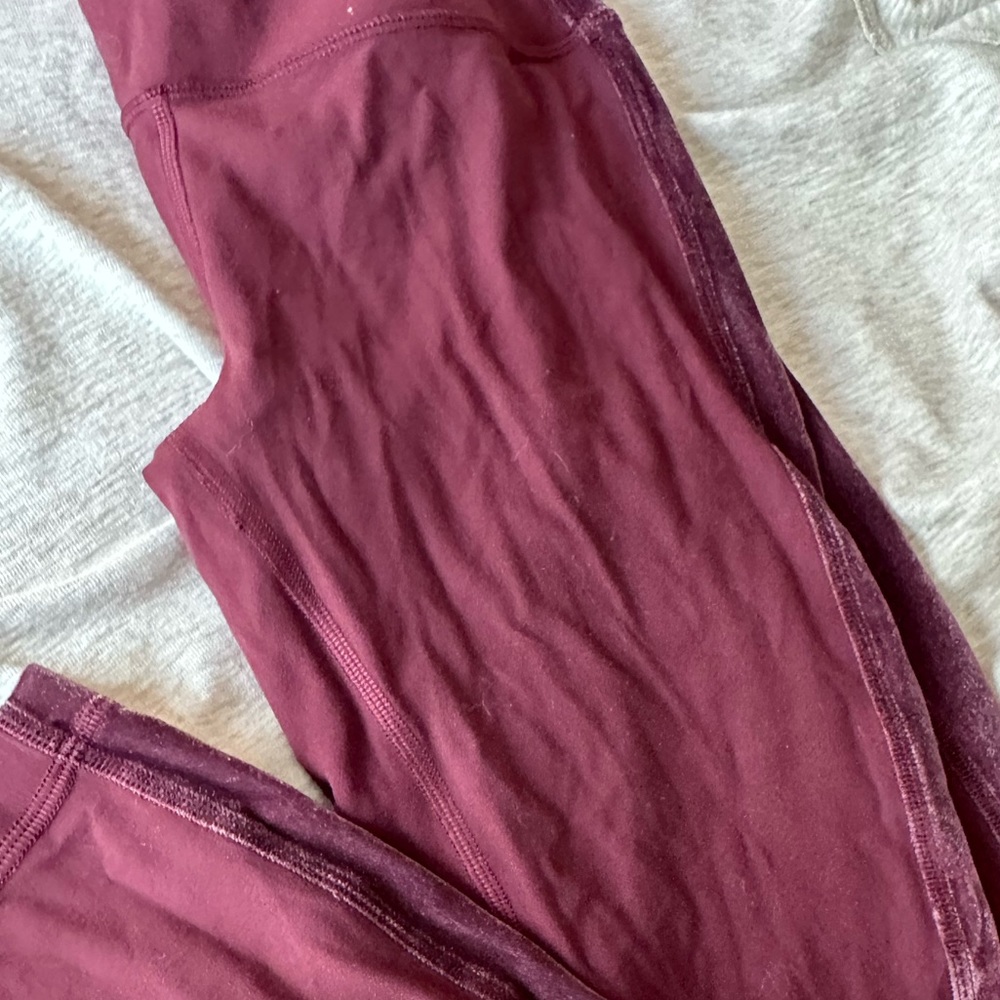 Lulu lemon align crop. 23” with velvet accent. Size 4. Perfect condition.